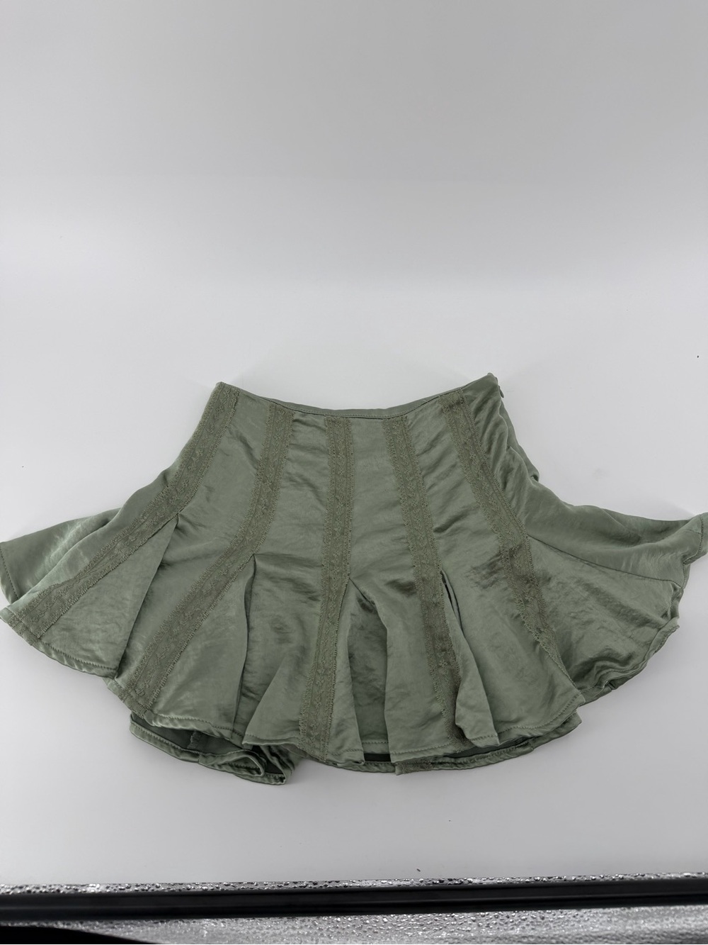 Forever 21 Kids Girls Size 5/6 Olive Green Satin Lace Trim Pleated Skirt - Picture 2 of 3